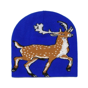 Detail van het rendier jacquard breipatroon op de donkerblauwe wintermuts