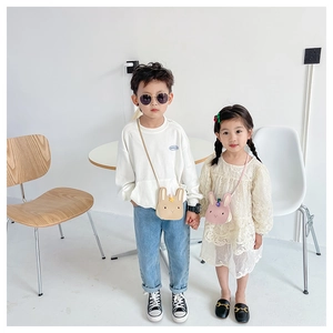 Vorderansicht von Mini-Cartoon-Kaninchen-Umhängetaschen für Kinder in Khaki und Rosa
