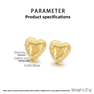 Vue détaillée des boucles d'oreilles cœur en or 18K avec strass blancs et dimensions