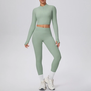 Détail de l'ensemble de yoga vert sauge avec passe-pouces et coupe compression haute