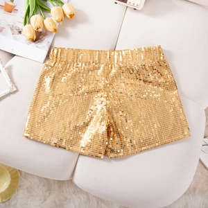 Detailansicht der glitzernden goldenen Pailletten-Shorts mit elastischem Bund