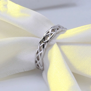 Bague de pied élégante en argent sterling S925 tressé sur tissu de soie jaune luxueux