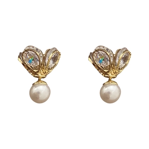 Elegante vergulde oorbellen met zirkoon vlinders en witte parels voor dames