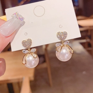 Elegante goldene Herzohrringe mit Schleife und großen weißen Perlenanhängern für Damen