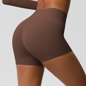 Dettaglio degli shorts da yoga a vita alta senza cuciture marroni con effetto modellante