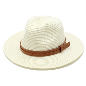 Détail d'un chapeau fedora en paille crème avec ruban en cuir brun et boucle décorative