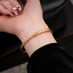 Bracelet jonc minimaliste plaqué or 18k avec motif matelassé et fins cristaux