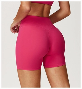 Gros plan sur le short de yoga rouge rose à taille haute avec coutures en V et effet push-up