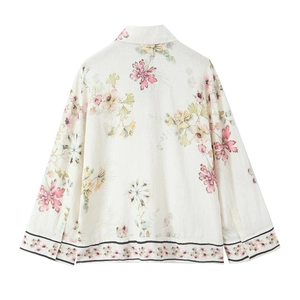 Rückansicht einer französischen Blumenbluse mit langen Ärmeln und schwarzen Kontrastkanten