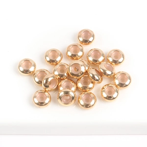 Détails macro de perles d'espacement dorées polies 4-10mm pour bijoux DIY