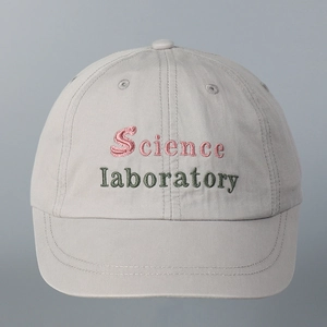 Λεπτομέρεια κεντήματος Science Laboratory σε ανοιχτό γκρι βαμβακερό καπέλο τζόκεϊ