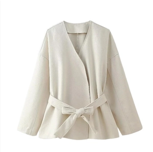 Détail du manteau en laine beige avec ceinture à nouer et épaules tombantes
