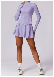 Ensemble de sport lavande avec veste anti-UV et jupe plissée à taille haute