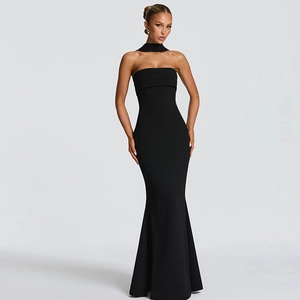 Vue détaillée de la robe sirène noire bustier avec accessoire de cou et coupe cintrée élégante