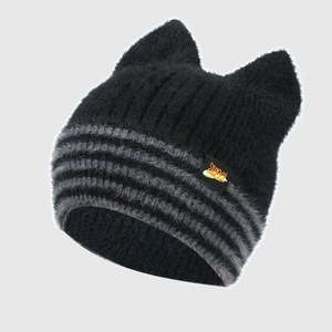 Détail du bonnet en maille à oreilles de chat noir avec rayures grises et texture duveteuse