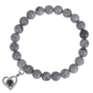 Vue détaillée d'un bracelet en perles de pierre de 8mm avec pendentif coeur à projection