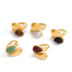 Set aus fünf vergoldeten Edelstahlringen mit Tigerauge und Onyx-Natursteinen