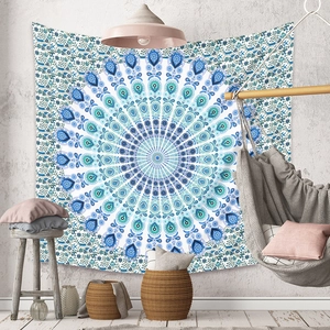 Détail d'une tapisserie mandala bohème accrochée au mur dans un décor chaleureux