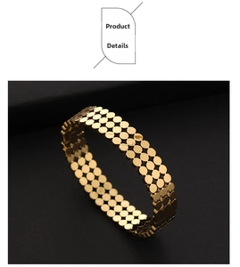 Vue détaillée du bracelet perlé plaqué or 18 carats avec disques polis à triple rangée