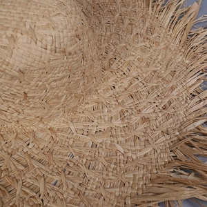 Chapeau de soleil en raphia à large bord pour femme avec bords effilochés pour la plage