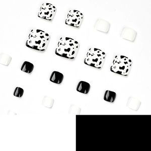 Sommerliche Kuhmuster Press-on Zehennägel in Schwarz-Weiß mit glänzendem Finish und Form
