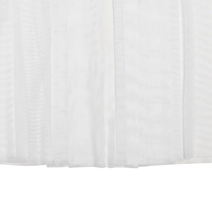 Détail de maille blanche avec plis verticaux élégants et finition texturée transparente
