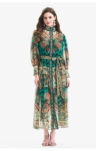 Detail des Vintage-Paisley-Musters am Laternenärmelkleid mit Rüschen an der Taille