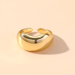 Detailansicht eines verstellbaren vergoldeten Rings mit minimalistischem Tropfendesign