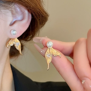Fishtail drop earrings with white pearls and heart-shaped zircon in gold finish
