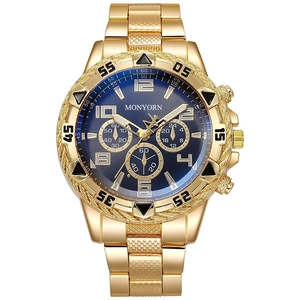 Détail de la montre chronographe MONYORN pour hommes dorée avec cadran bleu et trois sous-cadrans