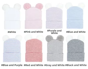 Dettaglio di berretti in maglia per neonati con doppio pompon in otto colori a righe