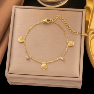Bracciale dorato in acciaio inossidabile con ciondoli a conchiglia e pietre di zircone