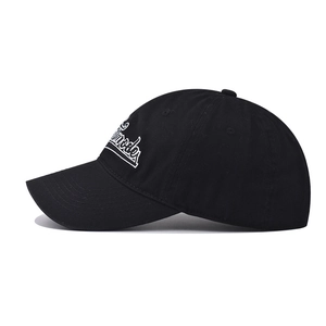 Gros plan sur la broderie blanche d'une casquette de baseball noire en coton sergé