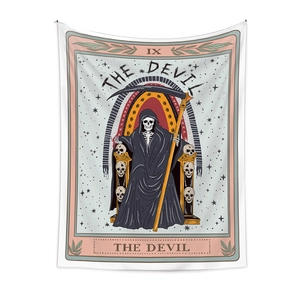Détail de la tapisserie tarot Le Diable avec squelette de mort et bordure fleurie