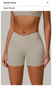 Detail der hellkhakifarbenen Yoga-Shorts mit V-förmigem gekreuztem Bund und hoher Taille