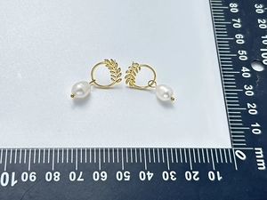 Mesure détaillée des boucles d'oreilles perles en forme d'épi avec une longueur de 25 mm