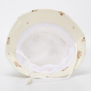 Détail d'un chapeau de soleil enfant avec doublure en maille et mentonnière réglable