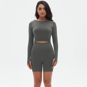 Details zum grauen, nahtlosen Langarm-Crop-Top und den High-Waist-Yoga-Shorts-Set