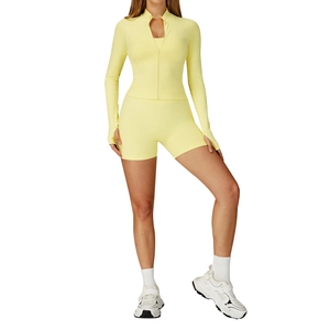 Ensemble de yoga sans couture avec haut à manches longues zippé jaune et short de sport