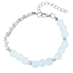 Dettaglio di perline azzurre e barre metalliche argentate sul bracciale con chiusura a moschettone