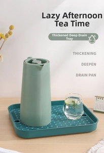 Détail d'un plateau d'égouttage vert à double couche avec une verseuse assortie pour salon