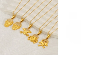 Détail de cinq pendentifs tête de mort hip hop plaqués or 18k et ornés de zircons blancs