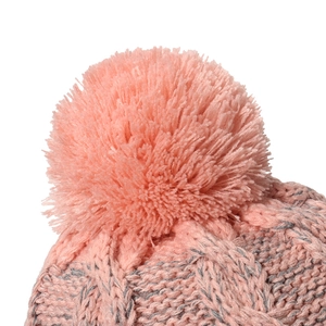 Bonnet en maille dégradé rose et gris avec un pompon duveteux et texture épaisse