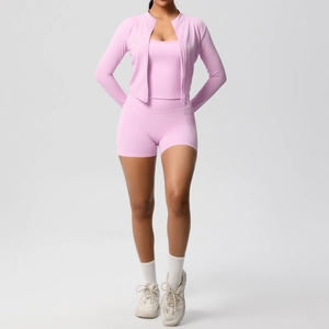 Vue détaillée de l'ensemble de fitness 3 pièces pour femmes avec veste zippée et short sport