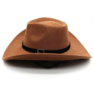 Dettaglio cappello cowboy marrone in finta pelle scamosciata con fibbia argento