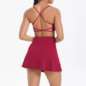 Détail du soutien-gorge de sport dos croisé et jupe de tennis en tissu extensible rouge foncé