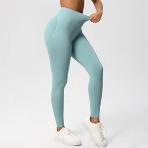 Detail der nahtlosen High-Waist Yoga-Leggings mit dehnbarem Stoff und Bauchkontrolle