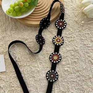 Chaîne de taille bohème avec plaques métalliques florales sur ceinture tissée noire