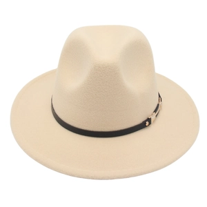 Détail d'un chapeau fedora beige en laine avec ruban en cuir noir et boucle dorée