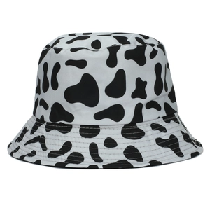 Dettaglio del cappello alla pescatora con stampa mucca e cuciture rinforzate sulla tesa